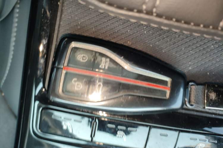 Used Hongqi HS5 2022 Facelifted Version 2.0T Smart Connect Flagship All-Wheel-Drive Edition Interior 1