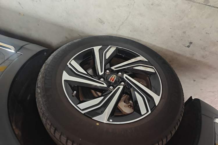 Used Hongqi HS5 2022 Revised Version 2.0T Smart Connect Flagship Edition Left Front Wheel Hub