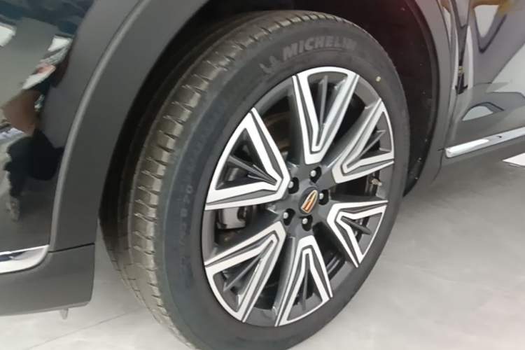 Used Hongqi HS5 2022 Facelifted Version 2.0T Smart Connect Flagship All-Wheel-Drive Edition Left Front Wheel Hub