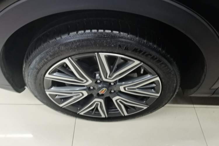 Used Hongqi HS5 2022 Facelifted Version 2.0T Smart Connect Flagship All-Wheel-Drive Edition Left Front Wheel Hub