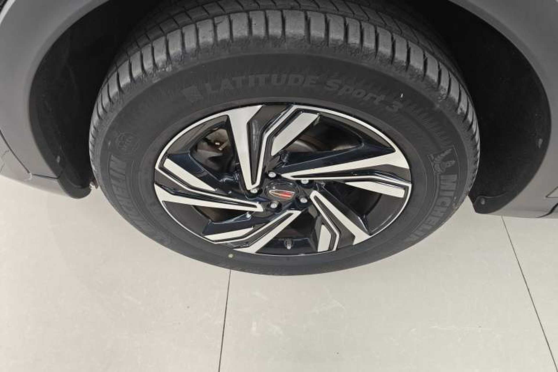 Used Hongqi HS5 2022 2.0T Smart Connect Flagship Enjoyment Purchase Edition Left Front Wheel Hub