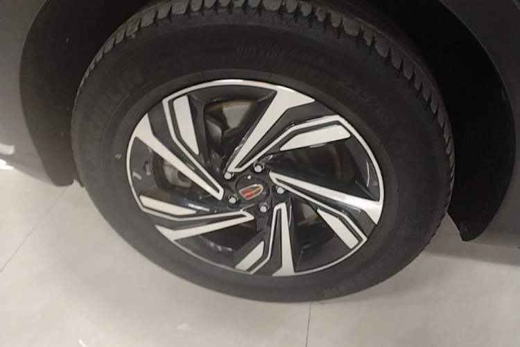 Used Hongqi HS5 2022 Revised Version 2.0T Smart Connect Flagship Edition Left Front Wheel Hub