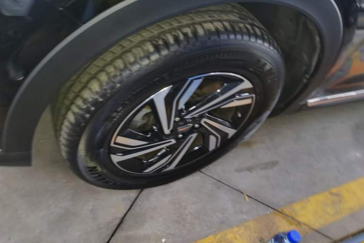 Used Hongqi HS5 2022 Revised Version 2.0T Smart Connect Flagship Edition Left Front Wheel Hub