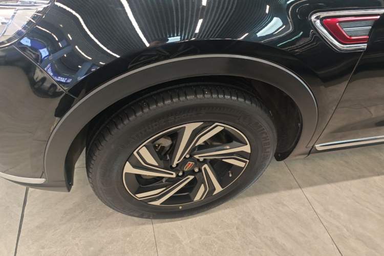 Used Hongqi HS5 2022 Revised Version 2.0T Smart Connect Flagship Edition Left Front Wheel Hub