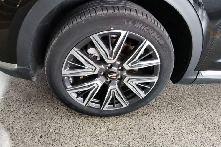 Used Hongqi HS5 2022 Facelifted Version 2.0T Smart Connect Flagship All-Wheel-Drive Edition Left Front Wheel Hub