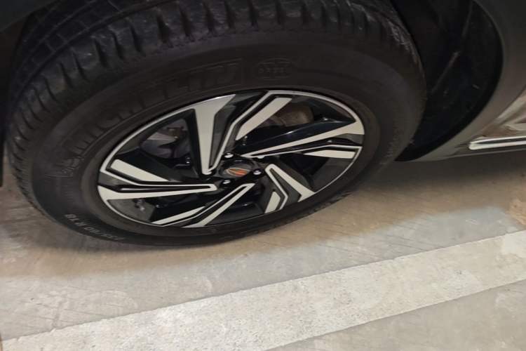 Used Hongqi HS5 2022 Revised Version 2.0T Smart Connect Flagship Edition Left Front Wheel Hub