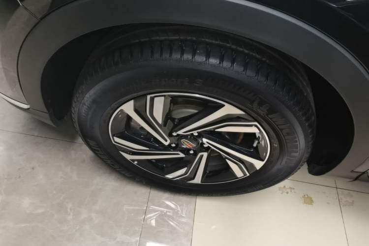 Used Hongqi HS5 2022 Revised Version 2.0T Smart Connect Flagship Edition Left Front Wheel Hub