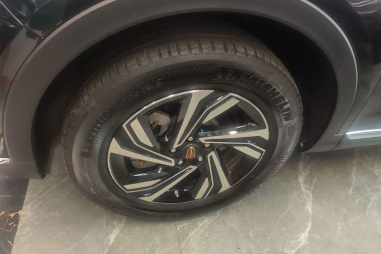 Used Hongqi HS5 2022 Revised Version 2.0T Smart Connect Flagship Edition Left Front Wheel Hub