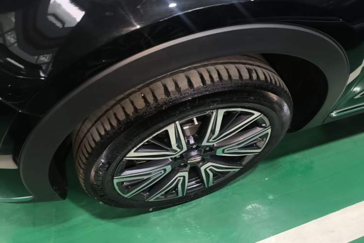 Used Hongqi HS5 2022 Facelifted Version 2.0T Smart Connect Flagship All-Wheel-Drive Edition Left Front Wheel Hub