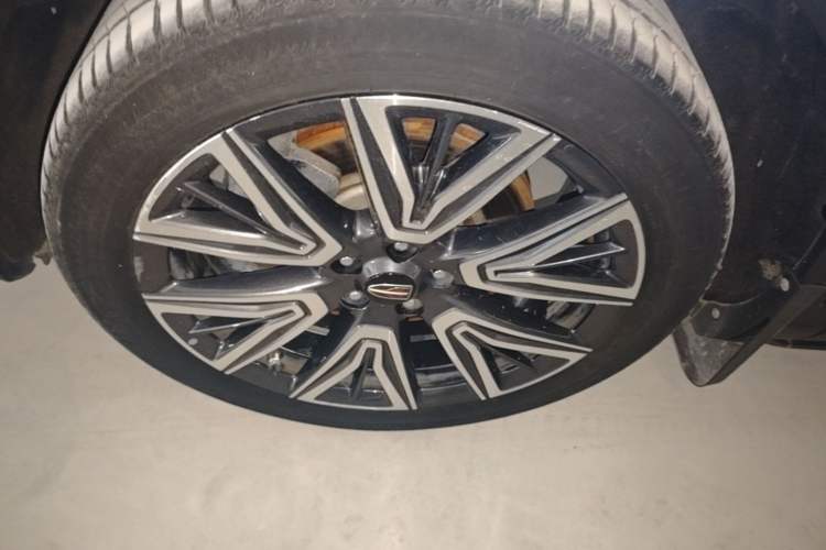 Used Hongqi HS5 2022 Facelifted Version 2.0T Smart Connect Flagship All-Wheel-Drive Edition Left Front Wheel Hub