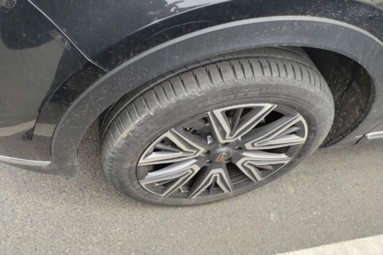 Used Hongqi HS5 2022 Facelifted Version 2.0T Smart Connect Flagship All-Wheel-Drive Edition Left Front Wheel Hub