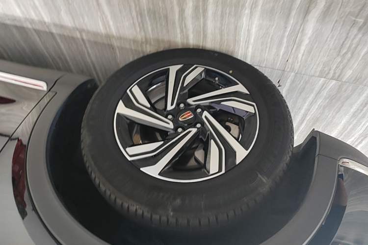 Used Hongqi HS5 2022 Revised Version 2.0T Smart Connect Flagship Edition Left Front Wheel Hub