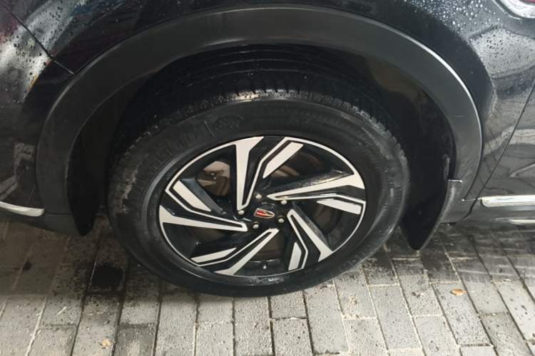 Used Hongqi HS5 2022 Revised Version 2.0T Smart Connect Flagship Edition Left Front Wheel Hub