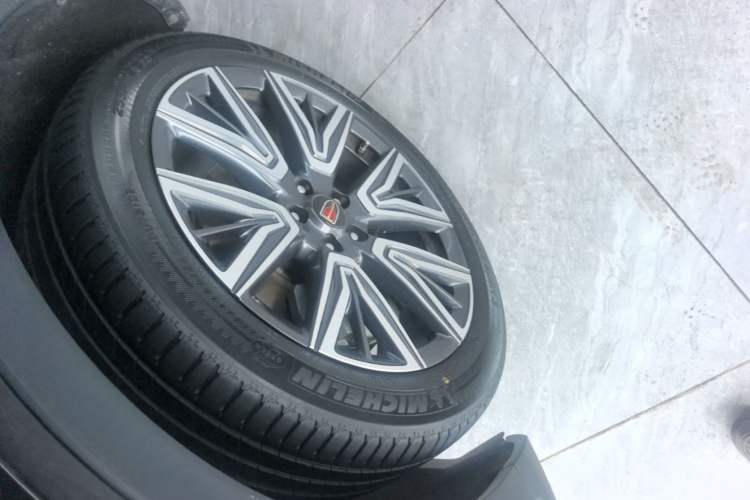 Used Hongqi HS5 2022 Facelifted Version 2.0T Smart Connect Flagship All-Wheel-Drive Edition Left Front Wheel Hub