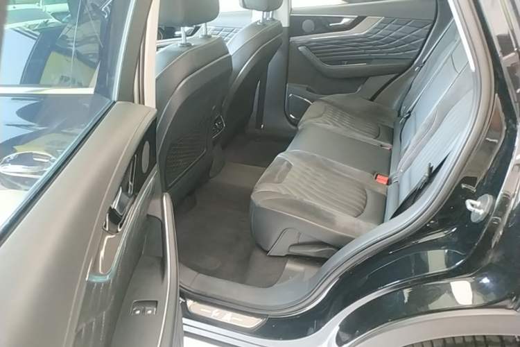 Used Hongqi HS5 2022 Facelifted Version 2.0T Smart Connect Flagship All-Wheel-Drive Edition Left Rear Seat