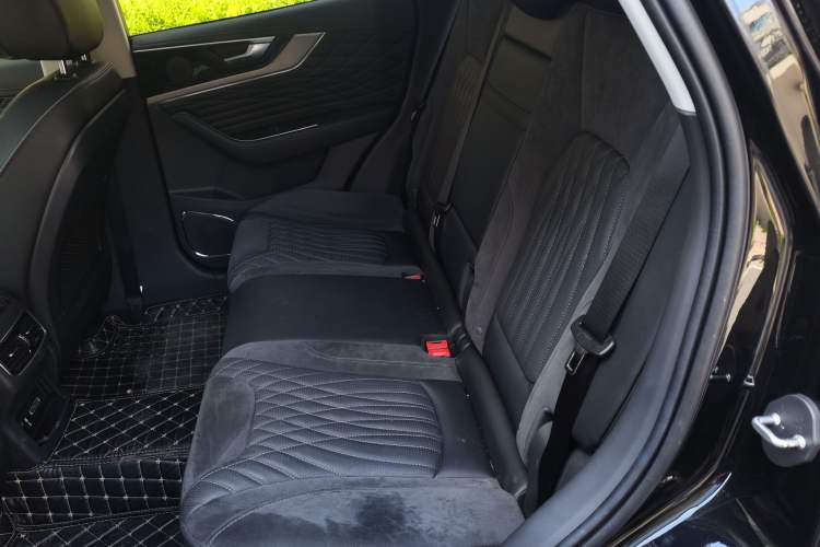 Used Hongqi HS5 2022 2.0T Smart Connect Flagship All-Wheel-Drive Version Left Rear Seat