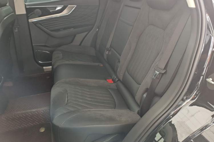 Used Hongqi HS5 2022 Facelifted Version 2.0T Smart Connect Flagship All-Wheel-Drive Edition Left Rear Seat