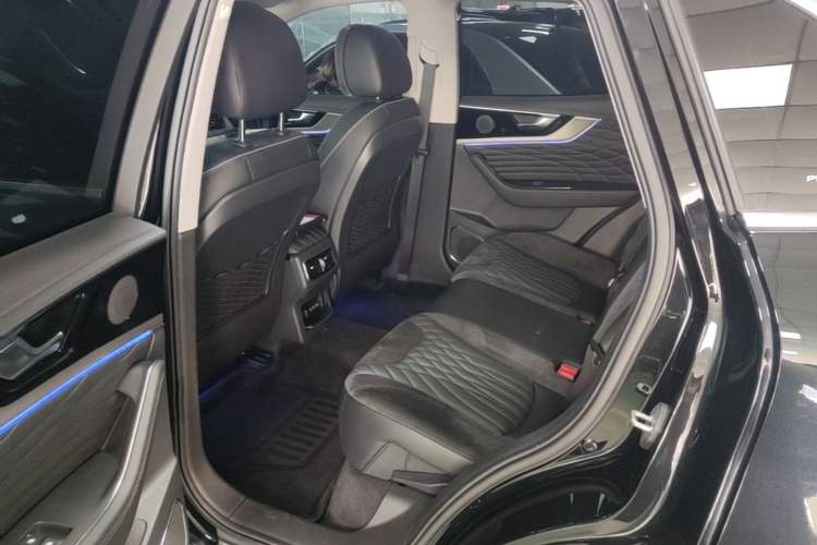 Used Hongqi HS5 2022 Facelifted Version 2.0T Smart Connect Flagship All-Wheel-Drive Edition Left Rear Seat