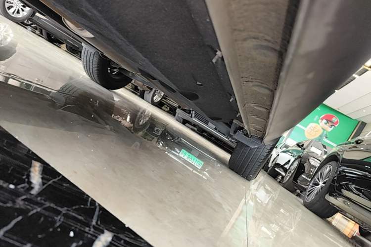 Used Hongqi HS5 2022 Revised Version 2.0T Smart Connect Flagship Edition Left Side Sill