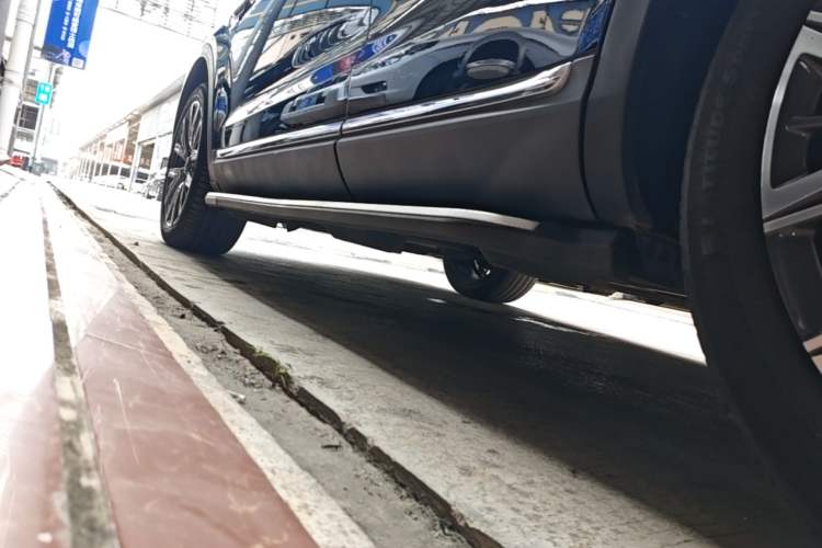 Used Hongqi HS5 2022 Facelifted Version 2.0T Smart Connect Flagship All-Wheel-Drive Edition Left Side Sill