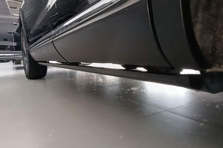 Used Hongqi HS5 2022 Revised Version 2.0T Smart Connect Flagship Edition Left Side Sill