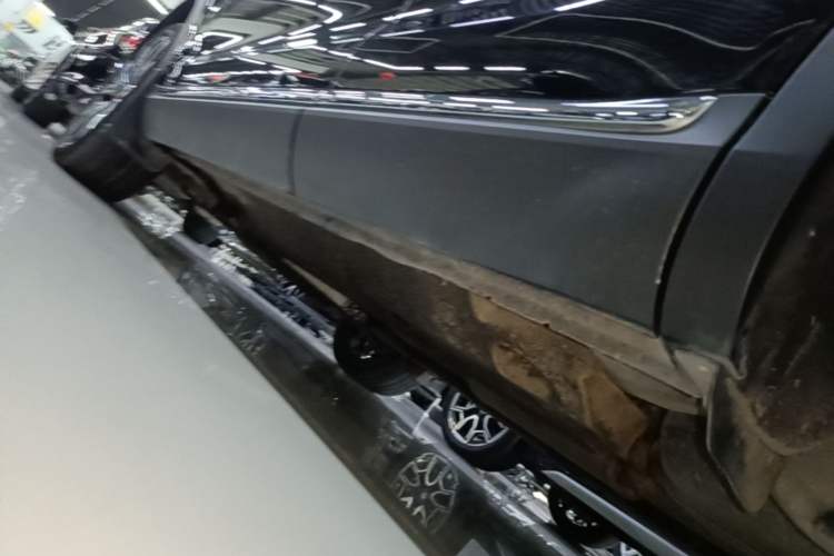 Used Hongqi HS5 2022 Facelifted Version 2.0T Smart Connect Flagship All-Wheel-Drive Edition Left Side Sill