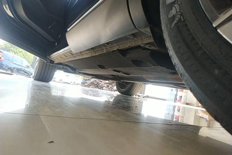 Used Hongqi HS5 2022 Facelifted Version 2.0T Smart Connect Flagship All-Wheel-Drive Edition Left Side Sill