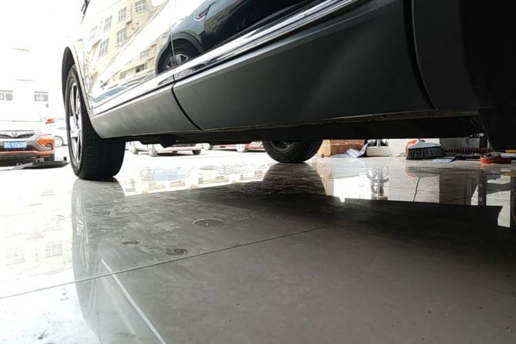 Used Hongqi HS5 2022 Revised Version 2.0T Smart Connect Flagship Edition Left Side Sill