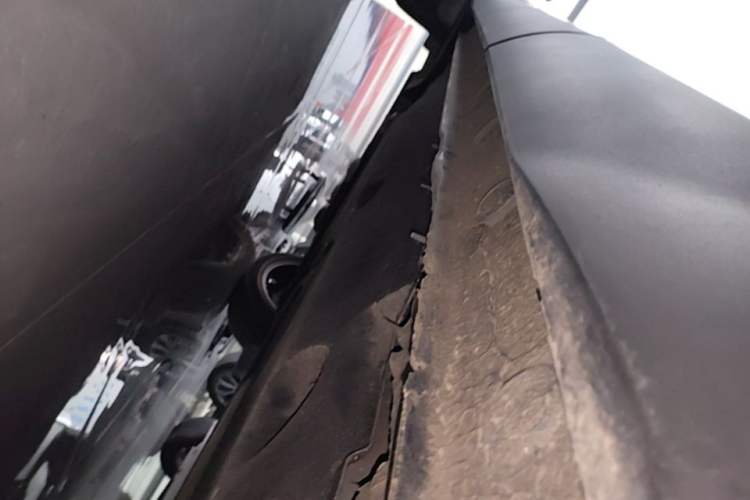Used Hongqi HS5 2022 Facelifted Version 2.0T Smart Connect Flagship All-Wheel-Drive Edition Left Side Sill