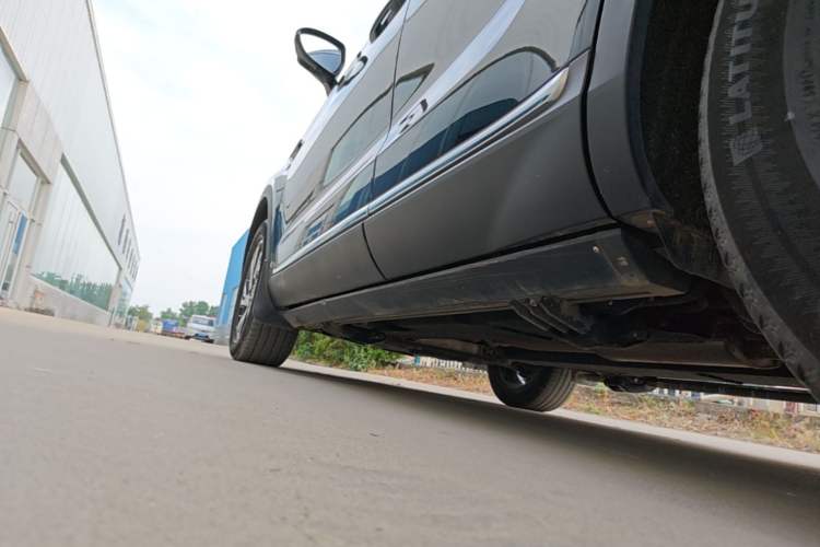 Used Hongqi HS5 2022 Revised Version 2.0T Smart Connect Flagship Edition Left Side Sill