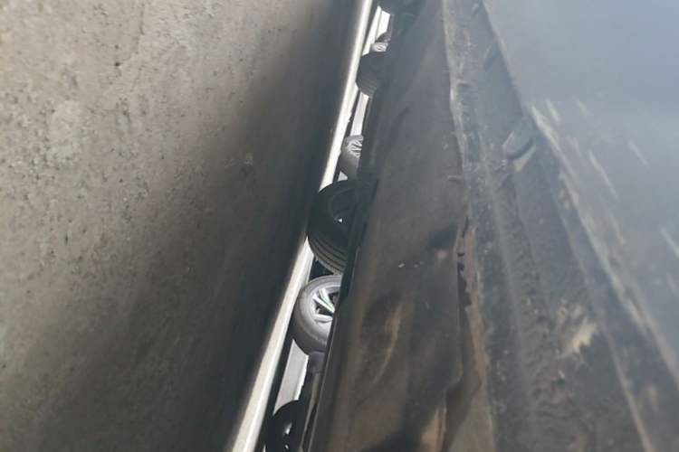 Used Hongqi HS5 2022 Facelifted Version 2.0T Smart Connect Flagship All-Wheel-Drive Edition Left Side Sill