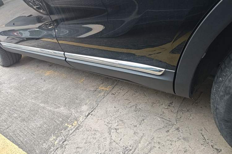 Used Hongqi HS5 2022 Facelifted Version 2.0T Smart Connect Flagship All-Wheel-Drive Edition Left Side Sill