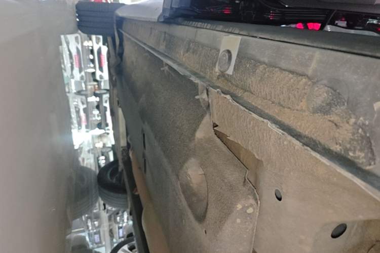 Used Hongqi HS5 2022 Revised Version 2.0T Smart Connect Flagship Edition Left Side Sill