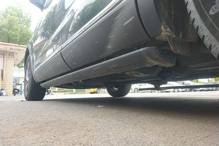 Used Hongqi HS5 2022 Revised Version 2.0T Smart Connect Flagship Edition Left Side Sill