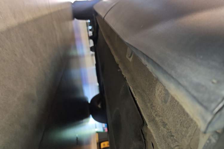 Used Hongqi HS5 2022 Revised Version 2.0T Smart Connect Flagship Edition Left Side Sill