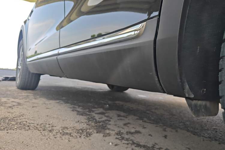Used Hongqi HS5 2022 Revised Version 2.0T Smart Connect Flagship Edition Left Side Sill