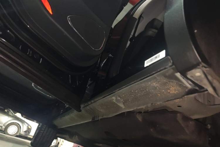 Used Hongqi HS5 2022 Revised Version 2.0T Smart Connect Flagship Edition Left Side Sill