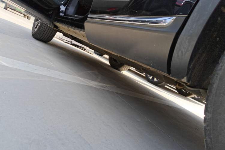 Used Hongqi HS5 2022 Revised Version 2.0T Smart Connect Flagship Edition Left Side Sill