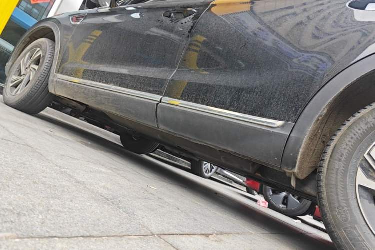 Used Hongqi HS5 2022 Revised Version 2.0T Smart Connect Flagship Edition Left Side Sill