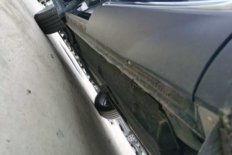Used Hongqi HS5 2022 2.0T Smart Connect Flagship All-Wheel-Drive Version Left Side Sill