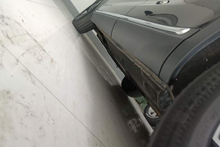 Used Hongqi HS5 2022 Revised Version 2.0T Smart Connect Flagship Edition Left Side Sill