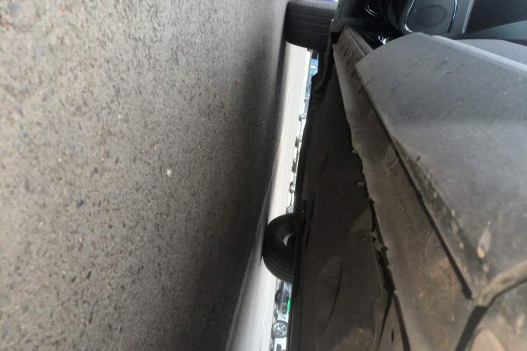 Used Hongqi HS5 2022 Revised Version 2.0T Smart Connect Flagship Edition Left Side Sill