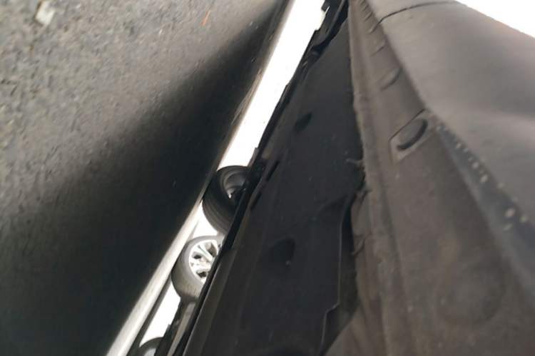 Used Hongqi HS5 2022 Facelifted Version 2.0T Smart Connect Flagship All-Wheel-Drive Edition Left Side Sill