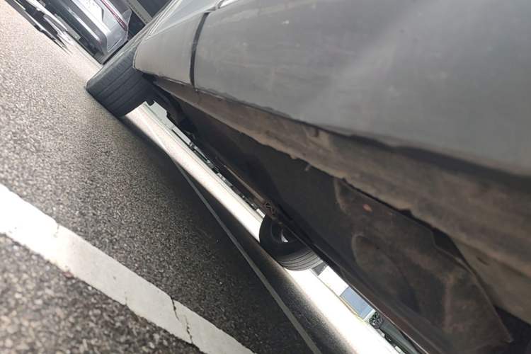 Used Hongqi HS5 2022 Revised Version 2.0T Smart Connect Flagship Edition Left Side Sill