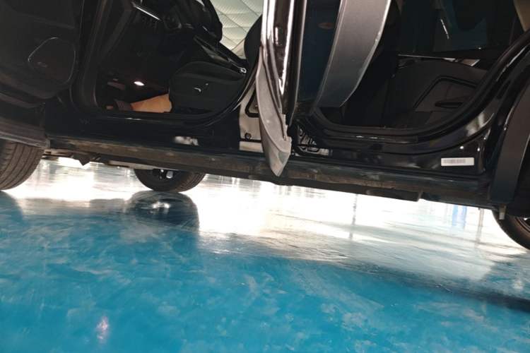 Used Hongqi HS5 2022 Facelifted Version 2.0T Smart Connect Flagship All-Wheel-Drive Edition Left Side Sill