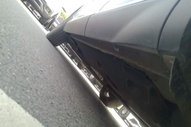 Used Hongqi HS5 2022 Revised Version 2.0T Smart Connect Flagship Edition Left Side Sill