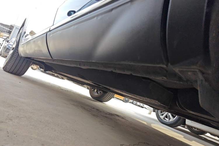 Used Hongqi HS5 2022 Facelifted Version 2.0T Smart Connect Flagship All-Wheel-Drive Edition Left Side Sill