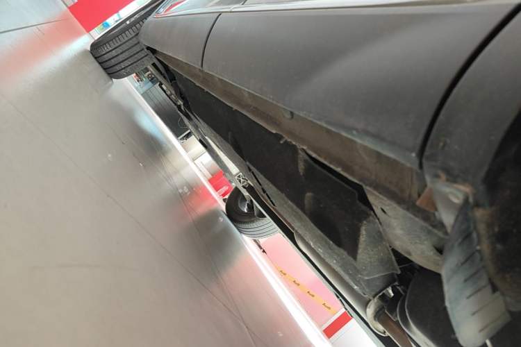 Used Hongqi HS5 2022 Revised Version 2.0T Smart Connect Flagship Edition Left Side Sill