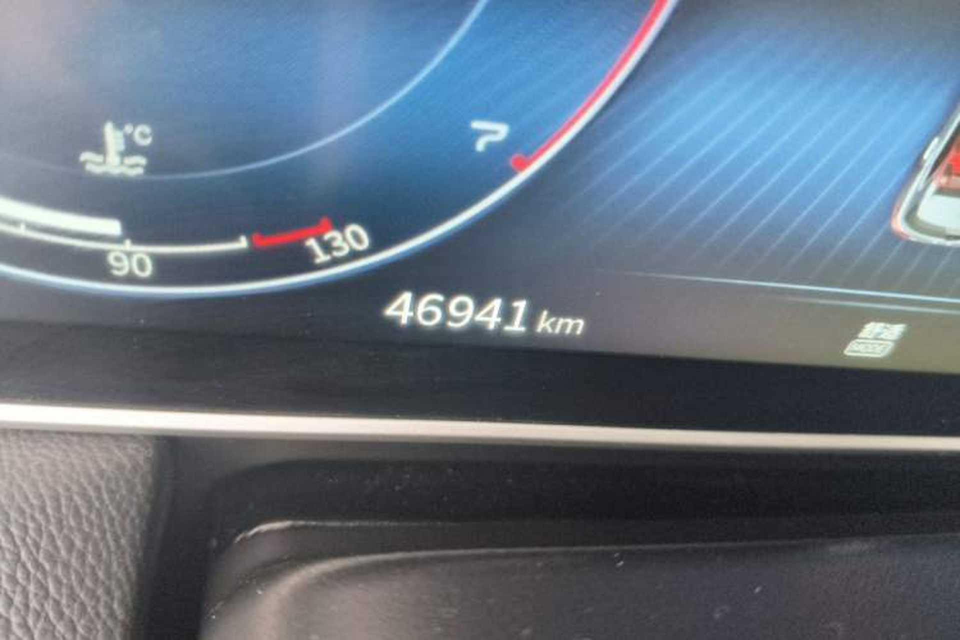 Used Hongqi HS5 2022 2.0T Smart Connect Flagship All-Wheel-Drive Version Odometer Close Up