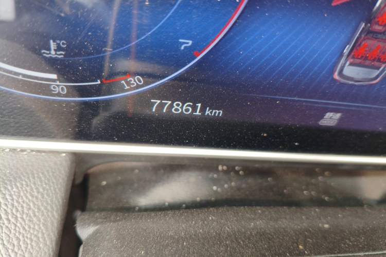 Used Hongqi HS5 2022 2.0T Smart Connect Flagship Edition Odometer Close Up